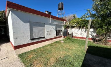 Venta casa con cochera y quincho en G. Baigorria.