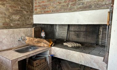 Venta casa con cochera y quincho en G. Baigorria.