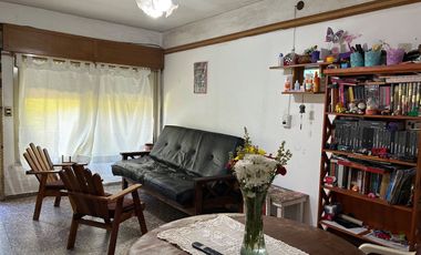 Venta casa con cochera y quincho en G. Baigorria.