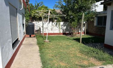 Venta casa con cochera y quincho en G. Baigorria.