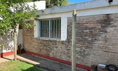 Venta casa con cochera y quincho en G. Baigorria.