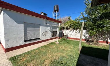 Venta casa con cochera y quincho en G. Baigorria.