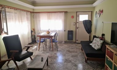VENTA Casa + 2 departamentos en excelente entorno