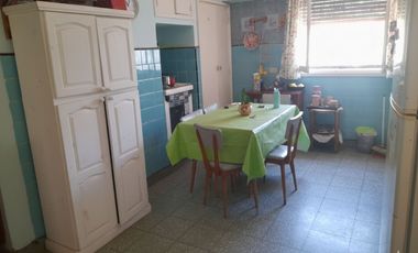 VENTA Casa + 2 departamentos en excelente entorno