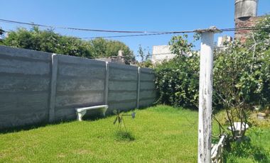 VENTA Casa + 2 departamentos en excelente entorno