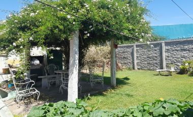 VENTA Casa + 2 departamentos en excelente entorno