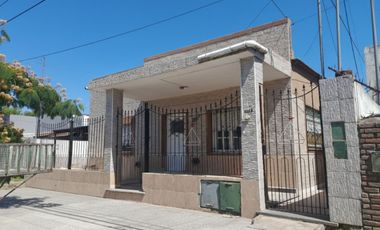 VENTA Casa + 2 departamentos en excelente entorno