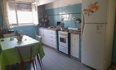 VENTA Casa + 2 departamentos en excelente entorno