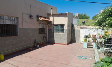 VENTA Casa + 2 departamentos en excelente entorno