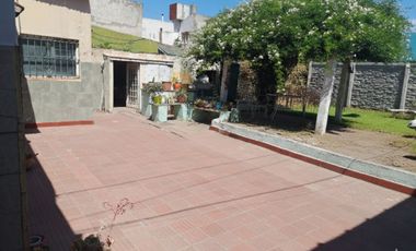 VENTA Casa + 2 departamentos en excelente entorno