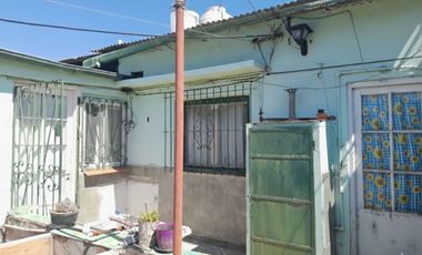 VENTA Casa + 2 departamentos en excelente entorno