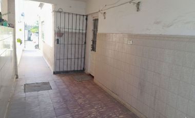 VENTA Casa + 2 departamentos en excelente entorno