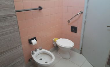 VENTA Casa + 2 departamentos en excelente entorno