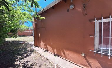 Casa Venta Gonnet a Refaccionar Local Cochera