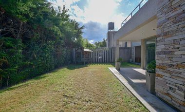 CASA EN VENTA EN CITY BELL 4 DORMITORIOS