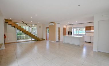 CASA EN VENTA EN CITY BELL 4 DORMITORIOS