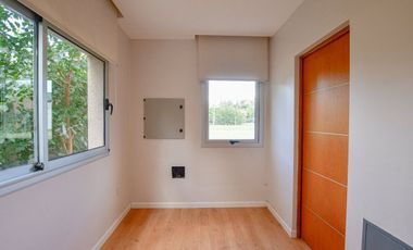 CASA EN VENTA EN CITY BELL 4 DORMITORIOS
