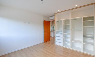 CASA EN VENTA EN CITY BELL 4 DORMITORIOS