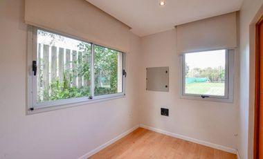 CASA EN VENTA EN CITY BELL 4 DORMITORIOS