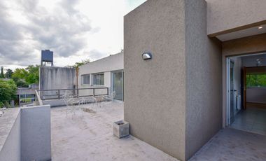 CASA EN VENTA EN CITY BELL 4 DORMITORIOS