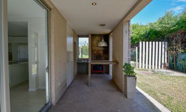CASA EN VENTA EN CITY BELL 4 DORMITORIOS