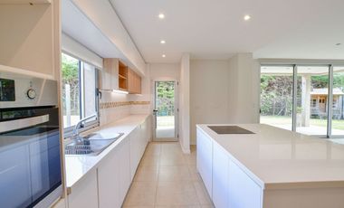 CASA EN VENTA EN CITY BELL 4 DORMITORIOS