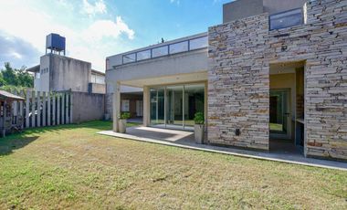 CASA EN VENTA EN CITY BELL 4 DORMITORIOS