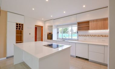 CASA EN VENTA EN CITY BELL 4 DORMITORIOS