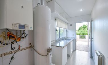 CASA EN VENTA EN CITY BELL 4 DORMITORIOS