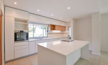 CASA EN VENTA EN CITY BELL 4 DORMITORIOS