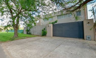 CASA EN VENTA EN CITY BELL 4 DORMITORIOS