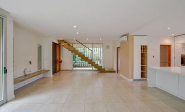CASA EN VENTA EN CITY BELL 4 DORMITORIOS