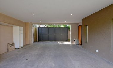 CASA EN VENTA EN CITY BELL 4 DORMITORIOS