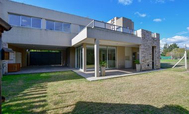 CASA EN VENTA EN CITY BELL 4 DORMITORIOS