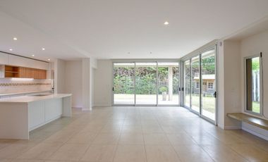 CASA EN VENTA EN CITY BELL 4 DORMITORIOS