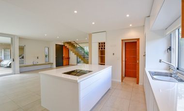 CASA EN VENTA EN CITY BELL 4 DORMITORIOS