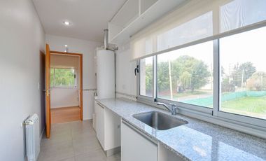 CASA EN VENTA EN CITY BELL 4 DORMITORIOS