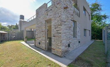 CASA EN VENTA EN CITY BELL 4 DORMITORIOS