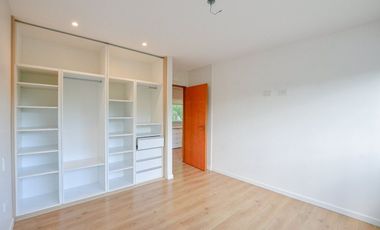 CASA EN VENTA EN CITY BELL 4 DORMITORIOS