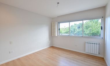 CASA EN VENTA EN CITY BELL 4 DORMITORIOS
