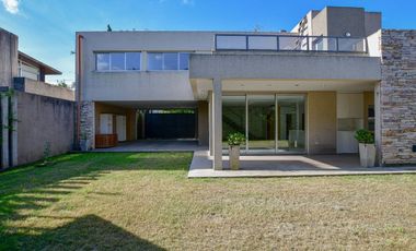CASA EN VENTA EN CITY BELL 4 DORMITORIOS