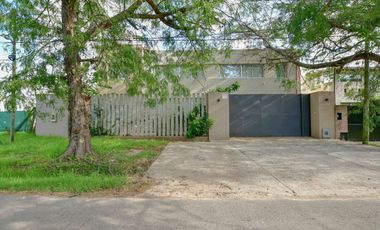 CASA EN VENTA EN CITY BELL 4 DORMITORIOS