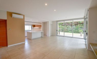 CASA EN VENTA EN CITY BELL 4 DORMITORIOS