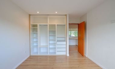 CASA EN VENTA EN CITY BELL 4 DORMITORIOS