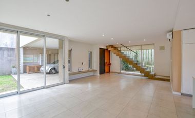 CASA EN VENTA EN CITY BELL 4 DORMITORIOS