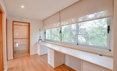 CASA EN VENTA EN CITY BELL 4 DORMITORIOS