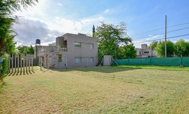 CASA EN VENTA EN CITY BELL 4 DORMITORIOS