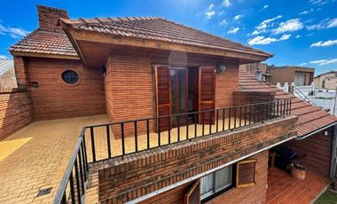 VENTA CHALET 5 AMB, C/COCHERA Y QUINCHO-JOSE C PAZ