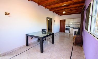 Gran casa familiar con patio verde. Casa y depto!