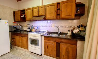 Gran casa familiar con patio verde. Casa y depto!